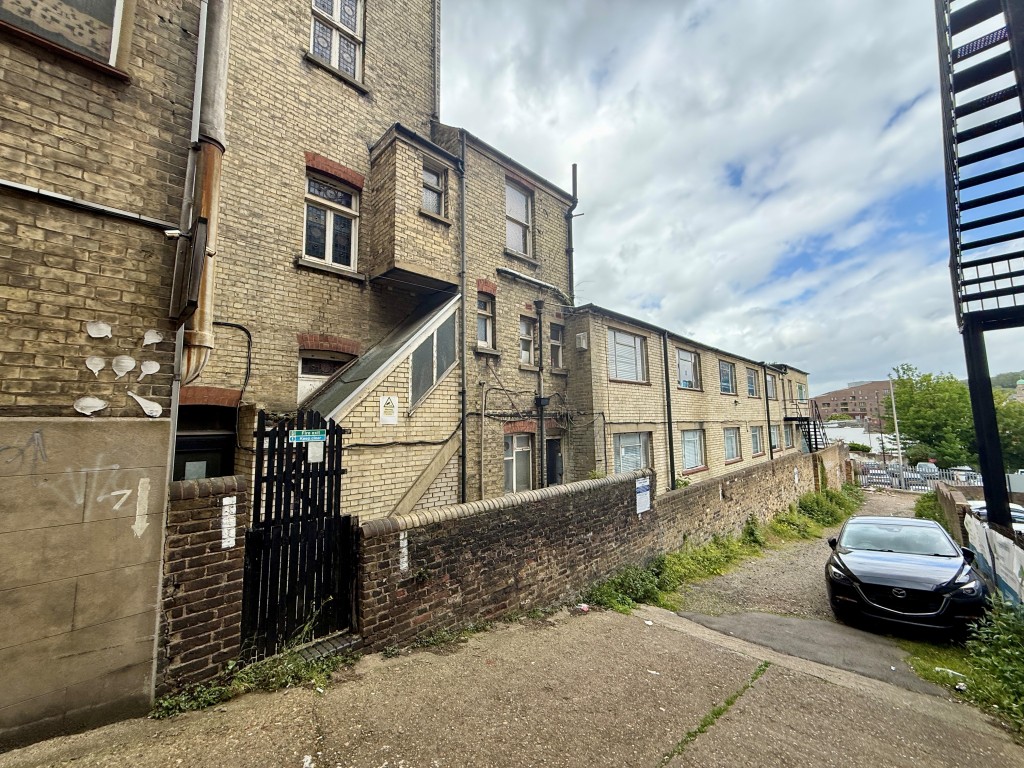 Lot: 15 - BUSINESS CENTRE FOR INVESTMENT WITH LAPSED PLANNING FOR 12 FLATS - Side of property and parking